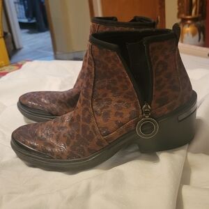 Chic Leopard Print Ankle Boots